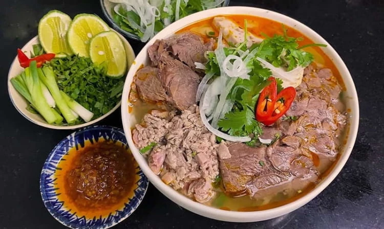 Những nơi đẹp nhất thế giới, Hallstatt vào hè nổi bật với màu xanh của cây cối
