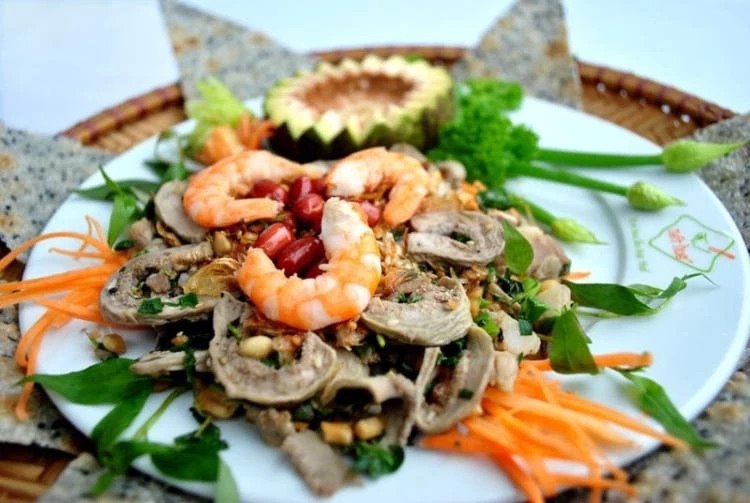 Những nơi đẹp nhất thế giới, Hallstatt vào hè nổi bật với màu xanh của cây cối