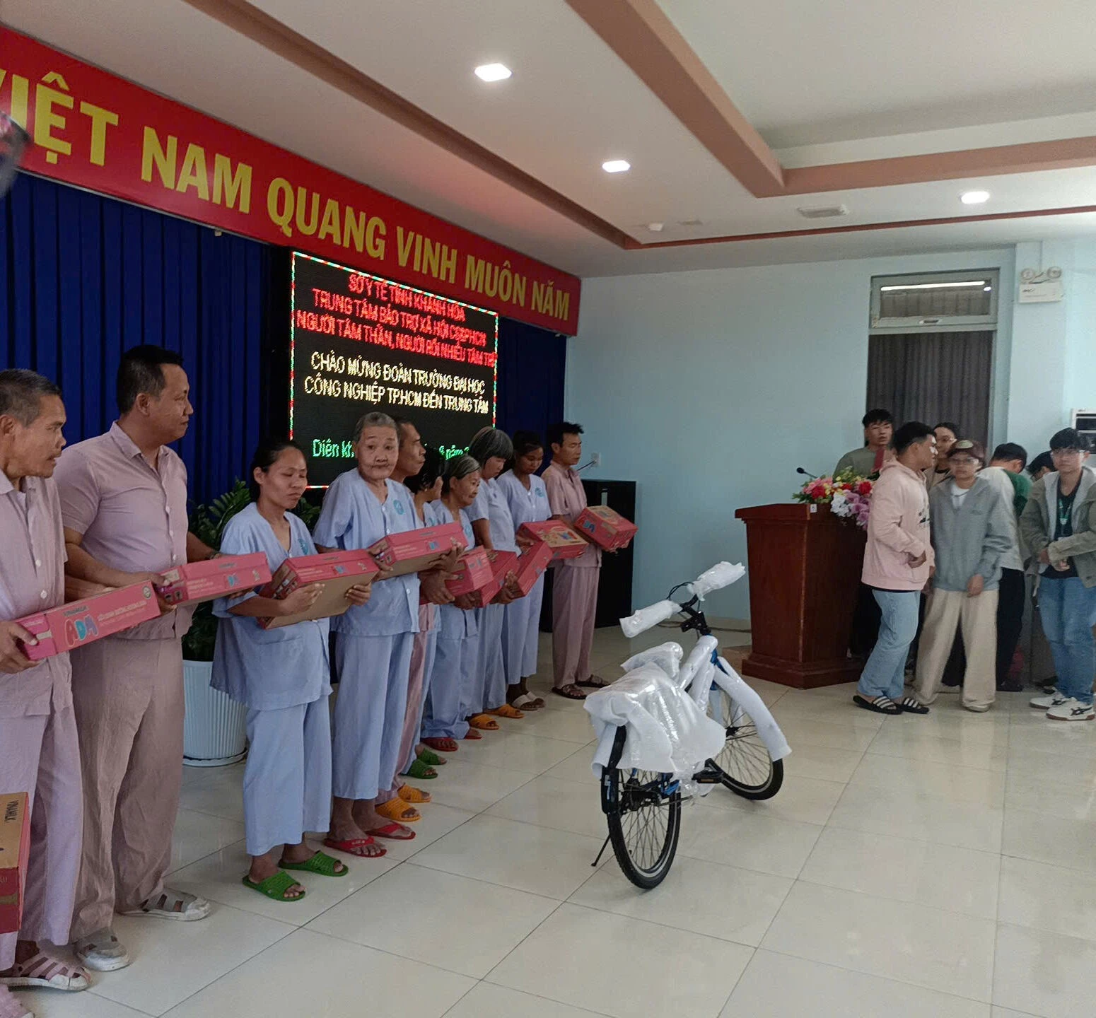 Từ những viên gạch xây ước mơ đến cầu nối yêu thương